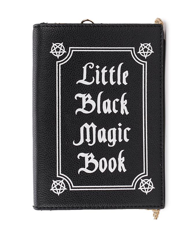 Bolsa em formato de livro de magia negra