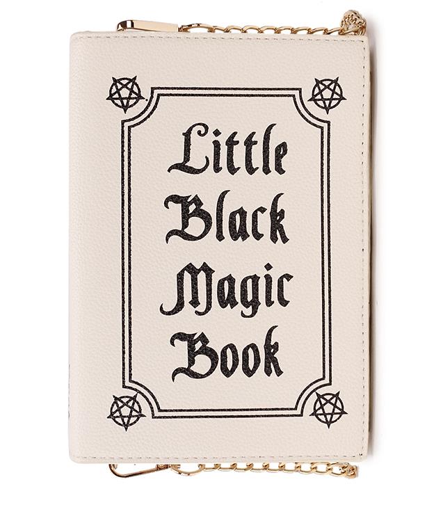 Bolsa em formato de livro de magia negra