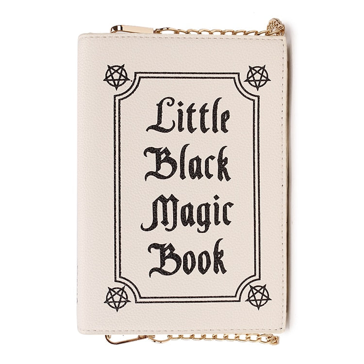 Bolsa em formato de livro de magia negra