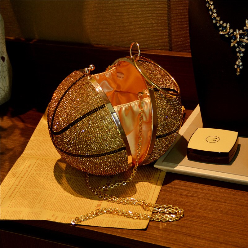 Embreagem dourada em formato de bola de basquete