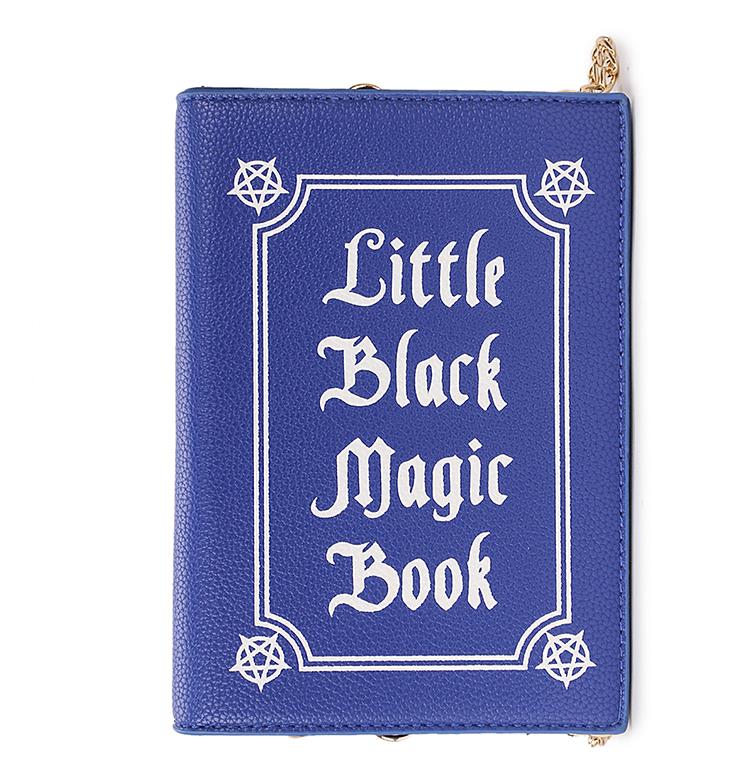 Bolsa em formato de livro de magia negra