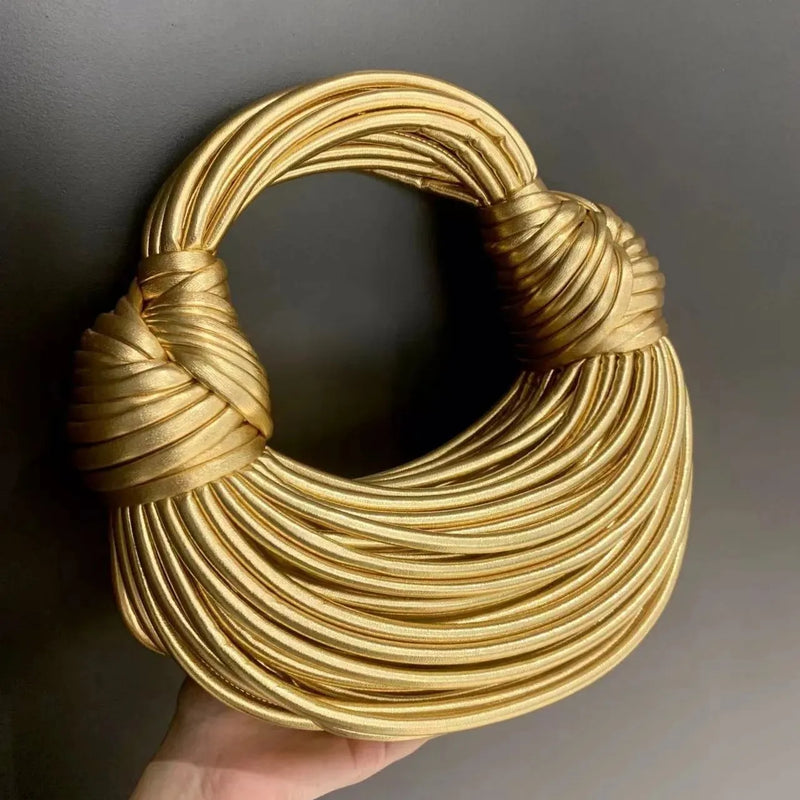 Bolsa com nó de corda dourada